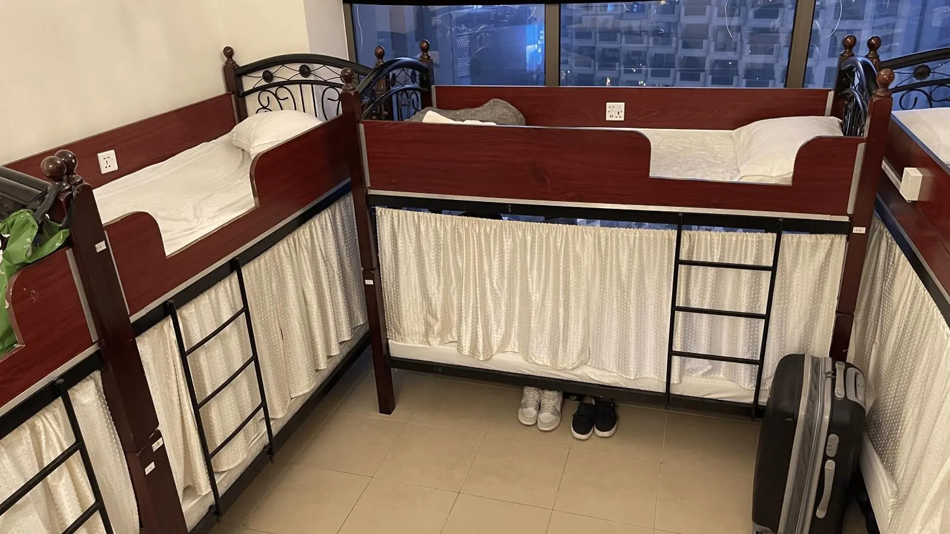 Sea Breeze Hostel Jbr Dubai Capsule hotel