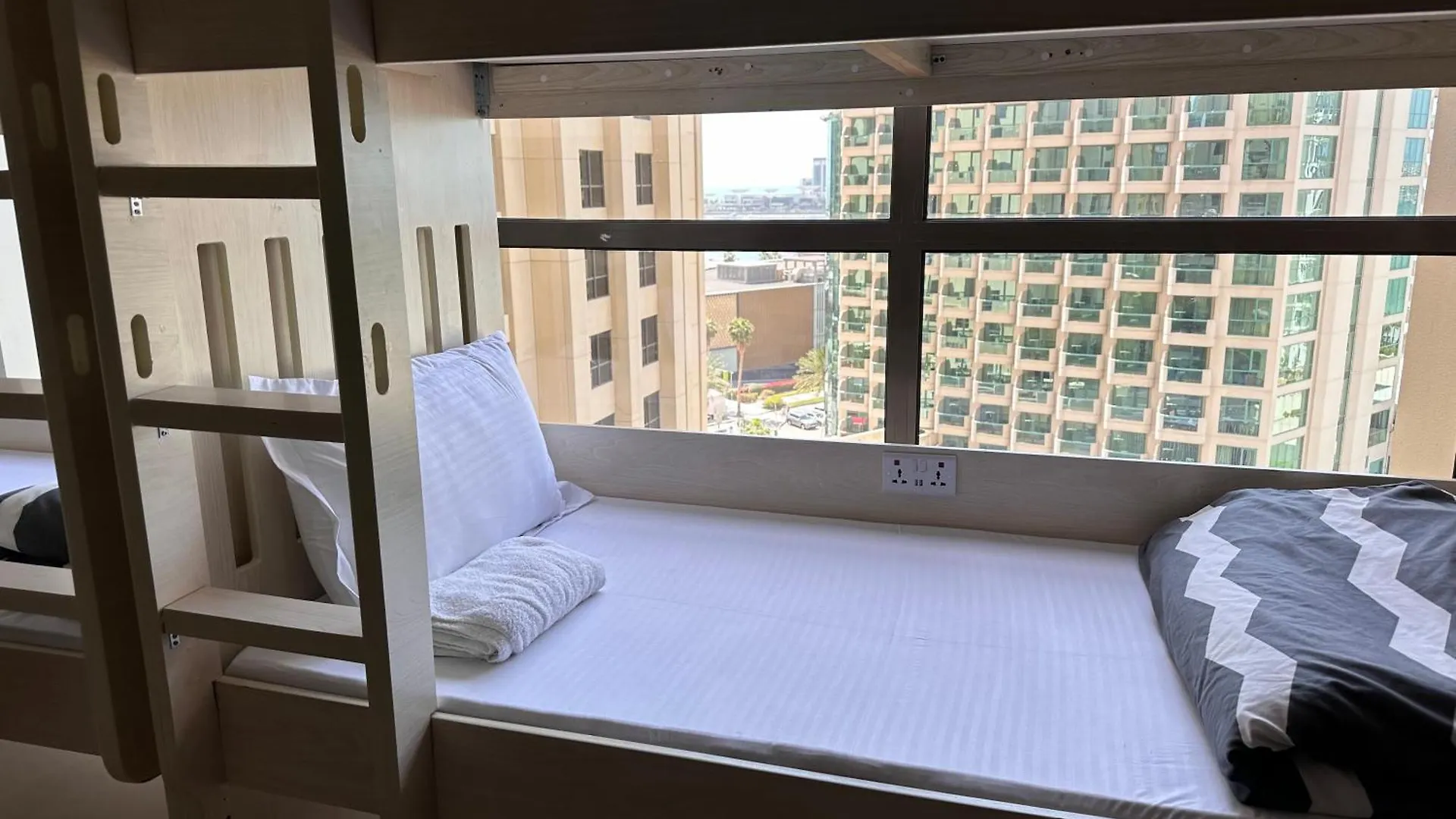 Sea Breeze Hostel Jbr Dubai Capsule hotel
